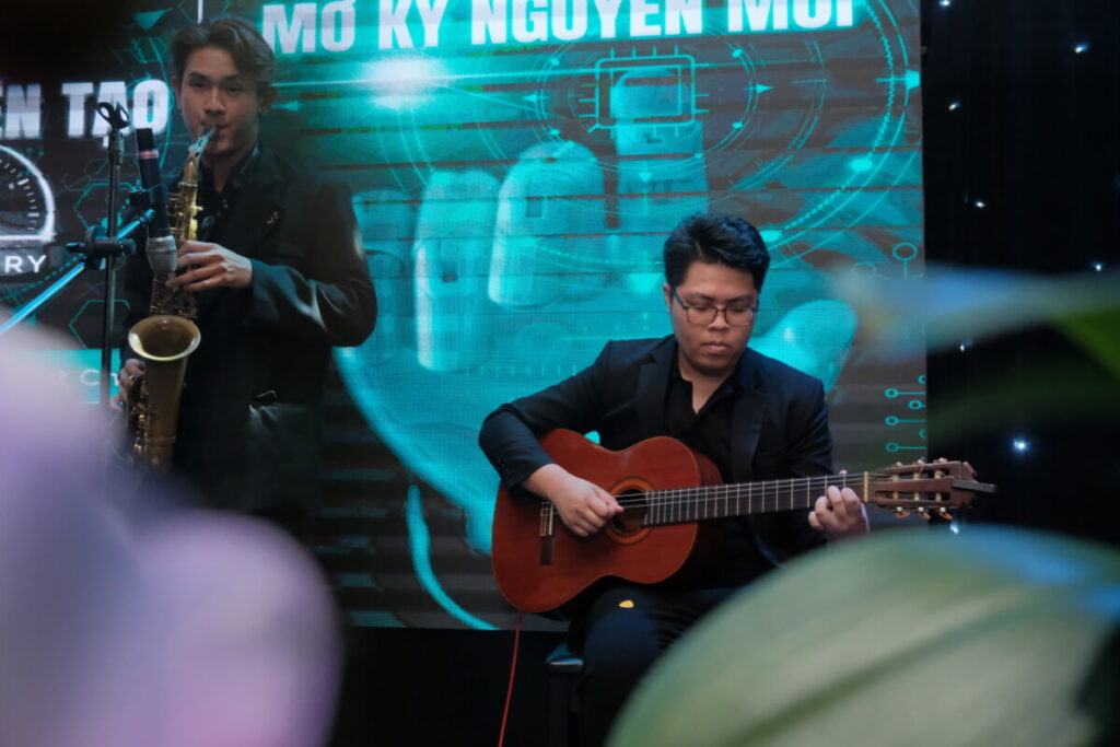 BAND HOÀ TẤU GUITAR + SAXOPHONE