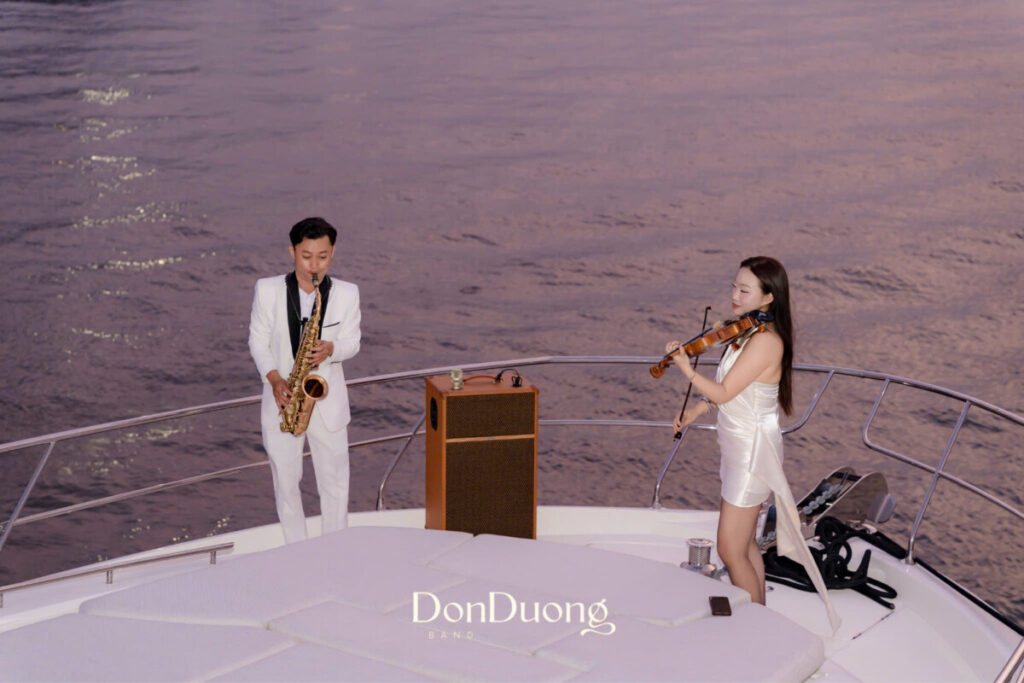 BAND HOÀ TẤU TRÊN DU THUYỀN VIETYATCH